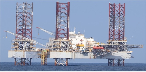 서해 한중 잠정조치수역에 설치된 중국 구조물. 22일 해양경찰청 국정감사에서 민주당 이병진 의원은 이 사진에서 인력이 첫 식별됐다고 주장하며, 양식장 구조물이라는 중국 측 주장과 달리 군사 목적으로 활용될 소지가 있다고 강조했다. [이병진 의원실 제공]