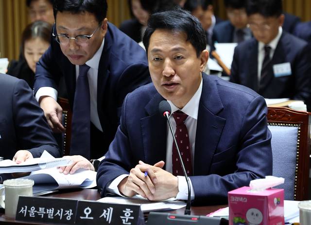 오세훈 서울특별시장이 지난 10월 20일 서울시청에서 열린 국회 국토교통위원회 서울시 국정감사에서 의원들의 질의에 답변하고 있다.<연합뉴스 사진>