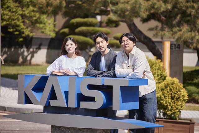 KAIST 학생들이 대학 로고에서 기념촬영을 하고 있다. KAIST 제공.