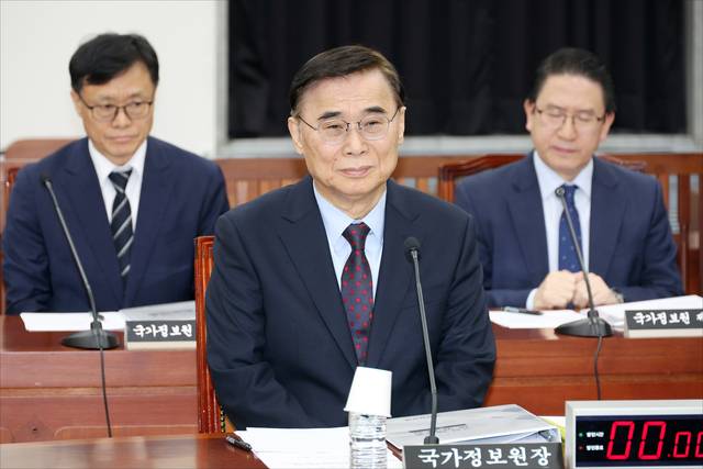 이종석(가운데) 국가정보원장이 22일 국회 본청에서 열린 국회 정보위원회 전체회의에 현안보고를 하기 위해 출석해 있다.<공동취재·연합뉴스>