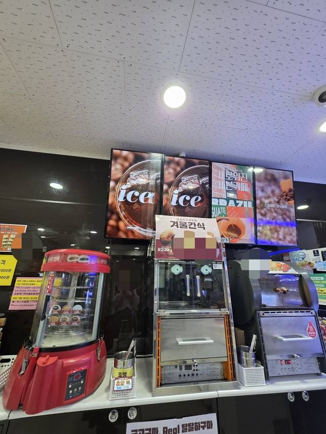 서울시내 한 편의점에 겨울 간식 제품 매대가 설치돼 있다. [사진= 김수연기자]