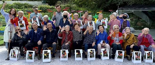 힐링 농업 프로그램에 참여한 어르신들이 기념 촬영을 하고 있다. 영락경로원 제공