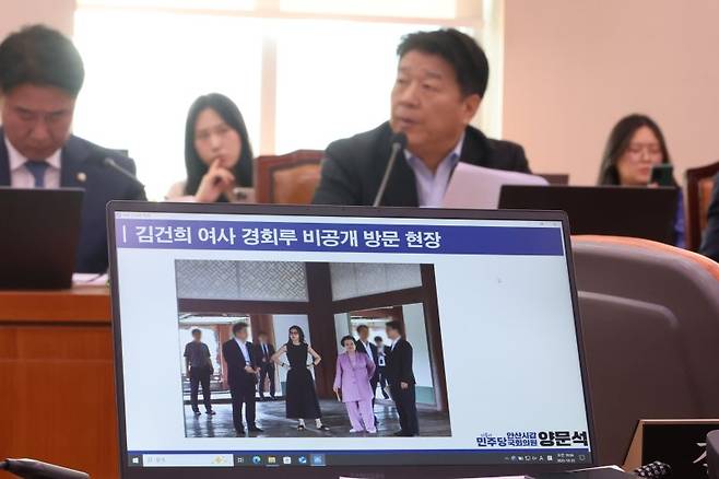 더불어민주당 양문석 의원이 22일 서울 여의도 국회에서 열린 국립중앙박물관 등에 대한 국정감사에서 정용석 국립박물관문화재단 사장에게 김건희 여사의 경복궁 근정전 용상 착석 의혹에 관해 추궁하고 있다./사진=연합뉴스
