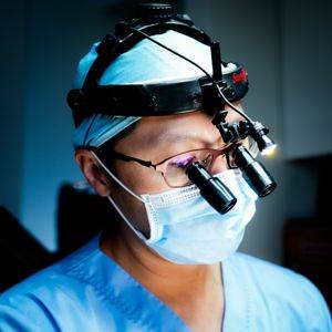 수 천 건의 모발 이식 성공 케이스로 이름을 알린 '모건피부과의원'의 이승용 대표 원장. 최근에는 탈모와 저속노화를 다루는 유튜브 채널 '모아시스'에 출연하며 모발 이식 수술에 대한 지식과 정보를 환자와 함께 나누고 있다. 사진: 모건피부과의원