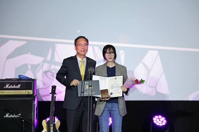 김영수 문화체육관광부 제1차관이 22일 롯데시네마 월드타워점 8관에서 열린 '2025 월드 웹툰 어워즈' 시상식에서 '미래의 골동품 가게' 구아진 작가에게 대상을 수여하고 있다. 문체부 제공