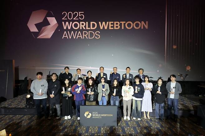 김영수 문화체육관광부 제1차관이 22일 롯데시네마 월드타워점 8관에서 열린 '2025 월드 웹툰 어워즈' 시상식에서 수상자들과 함께 기념촬영을 하고 있다. 문체부 제공