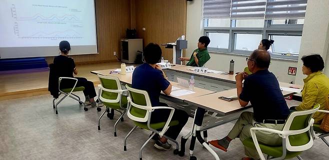 7월17일 오후 강원도 평창군 봉평면 봉평보건지소에서 가정의학과 전문의, 간호사, 운동처방사, 물리치료사, 영양사 등으로 구성된 ‘다학제 진료팀’이 주민 부부를 초청해 두 사람의 건강 데이터를 보며 심층 상담을 하고 있다. 이문영 기자