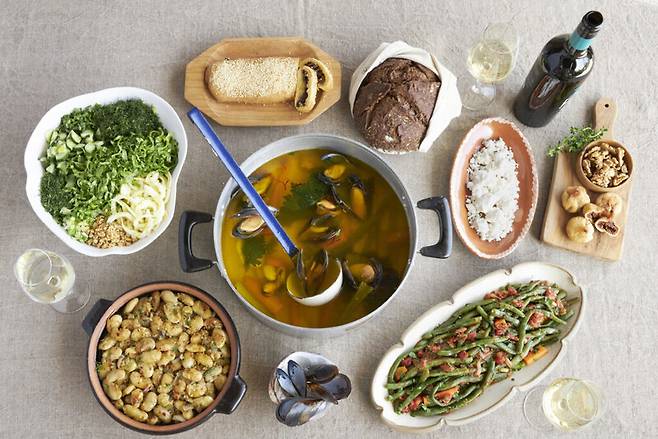 그리스 전통식을 기반으로 구성한 지구건강식단의 예. EAT 제공