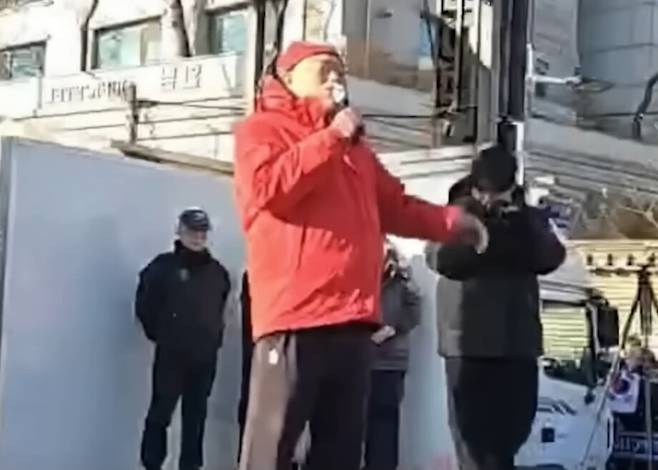 지난 1월 2일 ‘윤석열 대통령 관저 앞 불법 체포 저지’ 집회 무대에 오른 가수 김흥국씨. 유튜브 채널 ‘정읽남’ 영상 갈무리