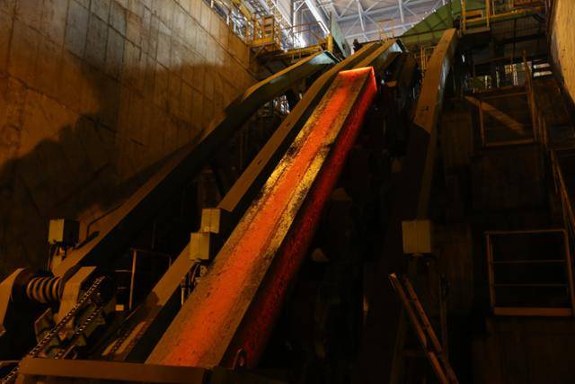 경남 창원시 세아창원특수강의 수직 연주기를 통해 만들어진 특수합금 빌릿이 라인을 따라 이동하고 있다. 세아창원특수강 제공