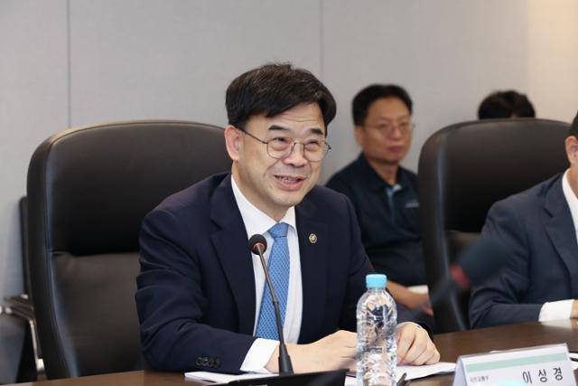 이상경 국토교통부 1차관이 17일 서울에서 한국주택토지공사 등 공공주택 공급을 담당하는 주요 관계기관이 참석한 가운데 공공주택 공급 점검회의를 주재하고 있다. 뉴스1