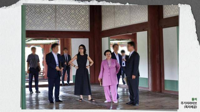 윤석열 전 대통령 배우자인 김건희(왼쪽 네 번째) 여사와 이배용(다섯 번째) 전 국가교육위원장이 경복궁 경회루로 추정되는 장소에 함께 서 있다. 주진우 시사인 편집위원이 진행하는 '주기자 라이브'가 지난 20일 공개한 사진이다. '김어준의 겸손은힘들다 뉴스공장' 유튜브 영상 캡처