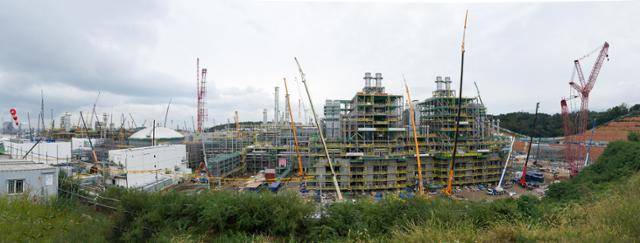 울산시 남구 석유화학산업단지 내 에쓰오일 샤힌 프로젝트 건설 현장의 모습. 원유를 정제해서 석유화학 원료를 생산하는 TC2C, 높이 118미터의 프로필렌 분리타워, 연간 180만 톤의 에틸렌을 생산하는 스팀크래커 등이 자리를 잡고 있다. 에쓰오일 제공