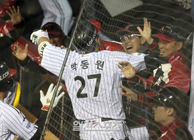 KT 위즈와 LG 트윈스의 2023 KBO 한국시리즈 2차전 경기가 8일 오후 서울 잠실야구장에서 열렸다. LG 박동원이 8회 좌중간 2점 홈런을 날리고 염경엽 감독과 기뻐하고 있다. 잠실=정시종 기자 capa@edaily.co.kr /2023.11.08.