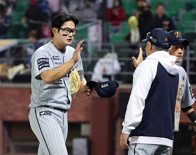 17일 오후 인천 SSG 랜더스필드에서 열린 2025 프로야구 한화와 SSG경기. 한화가 4-2 승리했다. 경기 종료후 투수 김서현이 김경문 감독과 하이파이브하고 있다. 인천=정시종 기자 capa@edaily.co.kr /2025.04.17.