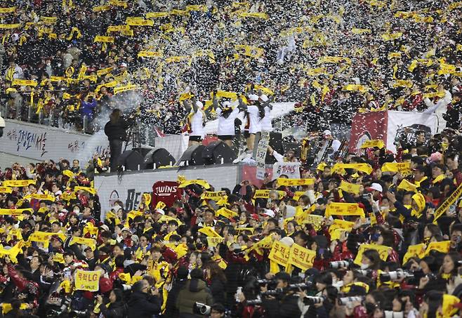 LG 트윈스가 2023년 11월 13일 서울 잠실구장에서 열린 KT 위즈와 한국시리즈 5차전에서 승리, 29년 만에 우승하자 팬들이 기뻐하고 있다. 잠실=정시종 기자 capa@edaily.co.kr /2023.11.13.