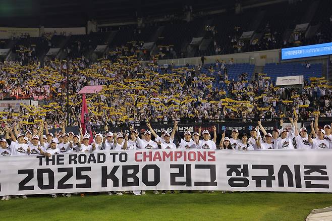 <yonhap photo-8134="">(서울=연합뉴스) 류영석 기자 = LG 트윈스 선수 및 코칭스태프들이 1일 서울 잠실야구장에서 정규 시즌 우승을 확정한 뒤 세리머니를 하고 있다. 2025.10.1 ondol@yna.co.kr/2025-10-01 23:24:28/ <저작권자 ⓒ 1980-2025 ㈜연합뉴스. 무단 전재 재배포 금지, AI 학습 및 활용 금지></yonhap>