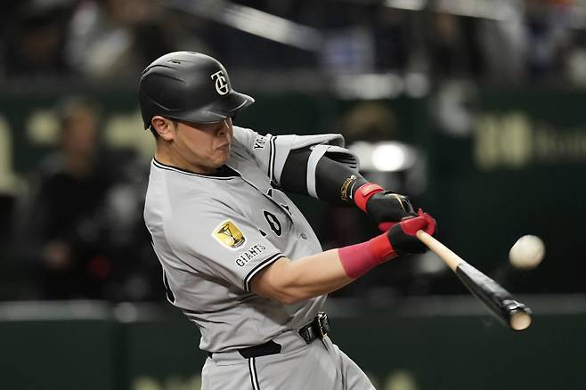 <yonhap photo-5174="">지난 3월 LA 다저스전에서 타격하는 요미우리 간판타자 오카모토. [AP=연합뉴스]</yonhap>