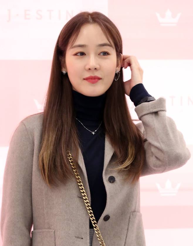 "가수 겸 배우 성유리가 2일 오후 경기도 성남시 현대백화점 판교점에서 열린 제이에스티나(J.ESTINA) 팝업 스토어 '핑크 라운지(Pink Loung)' 오픈 행사에 참석해 포토타임을 갖고 있다. /2019.11.02/ "