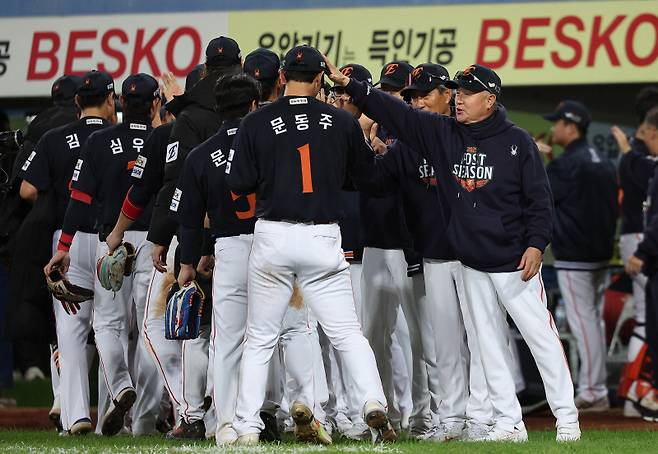 <yonhap photo-5240=""> 문동주 격려하는 김경문 감독 (대구=연합뉴스) 윤관식 기자 = 21일 대구 삼성라이온즈파크에서 열린 2025 프로야구 KBO리그 포스트시즌 플레이오프 3차전 한화 이글스와 삼성 라이온즈의 경기. 한화 김경문 감독이 승리 후 문동주를 격려하고 있다. 2025.10.21 psik@yna.co.kr/2025-10-21 21:53:30/ <저작권자 ⓒ 1980-2025 ㈜연합뉴스. 무단 전재 재배포 금지, AI 학습 및 활용 금지></yonhap>