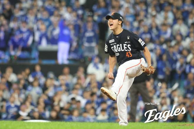 정우주가 22일 플레이오프 4차전 3회 말 병살타로 실점 위기를 넘긴 뒤 포효하고 있다.&nbsp;