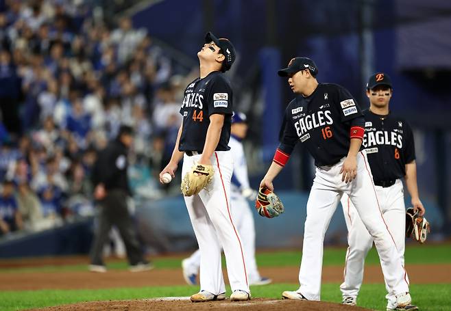 <yonhap photo-5399=""> 김서현 ‘강판’ (대구=연합뉴스) 윤동진 기자 = 22일 대구삼성라이온즈파크에서 열린 2025 KBO 포스트시즌 플레이오프 한화 이글스 대 삼성 라이온즈 4차전. 6회 말 4실점한 한화 투수 김서현이 강판 당하고 있다. 2025.10.22 mon@yna.co.kr/2025-10-22 21:04:50/ <저작권자 ⓒ 1980-2025 ㈜연합뉴스. 무단 전재 재배포 금지, AI 학습 및 활용 금지></yonhap>