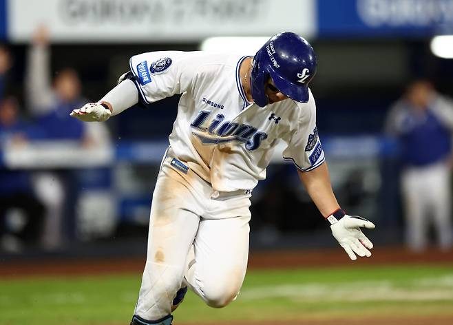 <yonhap photo-5392=""> 내가 영웅 (대구=연합뉴스) 윤동진 기자 = 22일 대구삼성라이온즈파크에서 열린 2025 KBO 포스트시즌 플레이오프 한화 이글스 대 삼성 라이온즈 4차전. 6회 말 1사 1,3루 때 삼성 김영웅이 3점 홈런을 친 후 그라운드를 달리고 있다. 2025.10.22 mon@yna.co.kr/2025-10-22 21:02:11/ <저작권자 ⓒ 1980-2025 ㈜연합뉴스. 무단 전재 재배포 금지, AI 학습 및 활용 금지></yonhap>