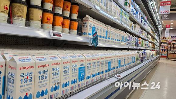 서울의 한 홈플러스 우유 코너에 PB 상품이 진열돼있다. 해당 매대는 절반가량이 PB 상품으로 채워졌다. [사진=진광찬 기자]