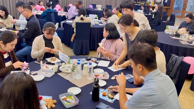 강사와 참가자들이 함께 정착 프로그램의 공예 활동을 진행하고 있다. (제주농협 제공)