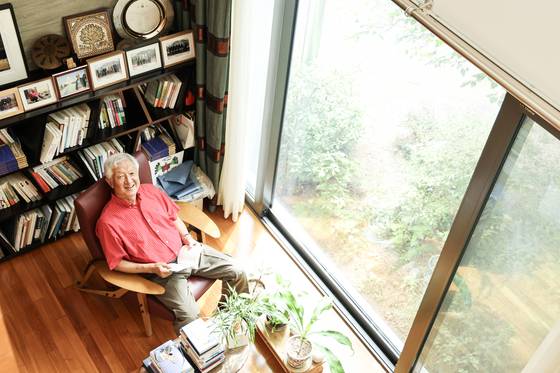 지난달 18일 질문의 힘 덕분에 유혹을 이겨내고 본인이 진짜 원하는 삶을 살고 있는 『오늘도 성장하고 있습니다』의 작가 이병남 전 LG 인화원장을 서울 평창동 자택에서 만났다. 김경록 기자