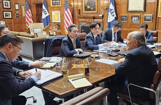 김용범 대통령실 정책실장과 김정관 산업통상부 장관이 지난 16일(현지시간) 미국 워싱턴 D.C. 상무부 회의실에서 하워드 러트닉 상무부 장관과 한미 관세협상 현안 관련 면담을 하고 있다. [산업통상부 제공]