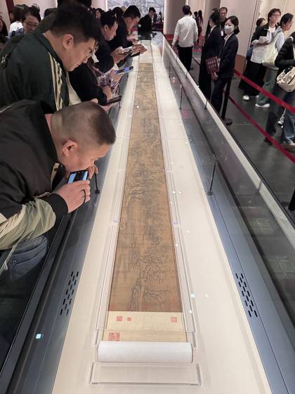 지난 7일 자금성 오문에서 열리고 있는 고궁박물원 개관 100주년 기념전에서 관객들이 중국의 국보 1호로 불리는 청명상하도를 관람하고 있다. 신경진 특파원