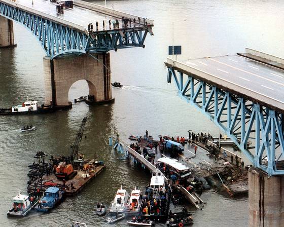 1994년 10월 21일 오전 출근 시간에 성수대교가 무너져 등교하던 학생들을 포함해 32명이 목숨을 잃었다. [중앙포토]