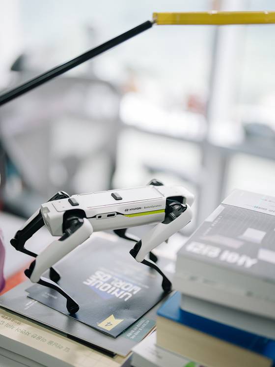 김대식 교수의 책상 위에 놓여 있던 보스턴 다이내믹스의 4족 보행 로봇 '스팟(Spot)' 사진 폴인