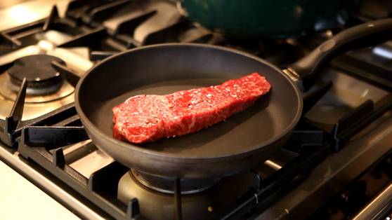 집에서 팬에 구울 때, 불 조절이 익숙하지 않다면 자주 뒤집는 것이 안전하다. 중앙포토