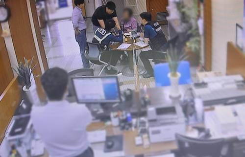 울산 한 은행직원이 거액을 인출하려는 70대 여성의 행동을 수상히 여겨 경찰에 신고한 덕분에 추가 피해를 막을 수 있었다. 울산경찰청 제공