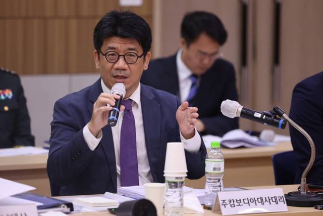 ▲ 22일(현지시간) 캄보디아 프놈펜 주캄보디아 대사관에서 열린 국회 외교통일위원회 주캄보디아·주베트남·주태국·주라오스대사관 국정감사에서 김현수 주캄보디아 대사 대리가 의원들의 질문에 답하고 있다. 2025.10.22 연합뉴스