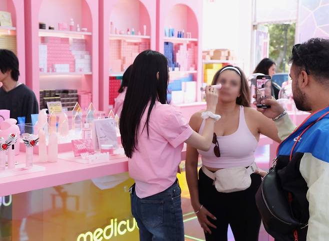 미국 로스앤젤레스(LA)에서 열린 에이피알의 팝업스토어에서 현지인들이 제품을 구경하고 있다.  /사진=에이피알