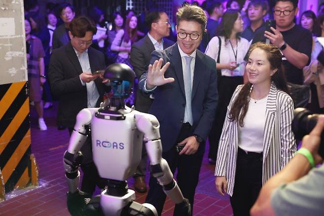 지난달 18일 개최된 2025 크리에이티브X성수 CT페어 개막식에서 정원오 성동구청장이 런웨이 시연 중인 워킹로봇에 손인사를 하고 있다. 성동구 제공