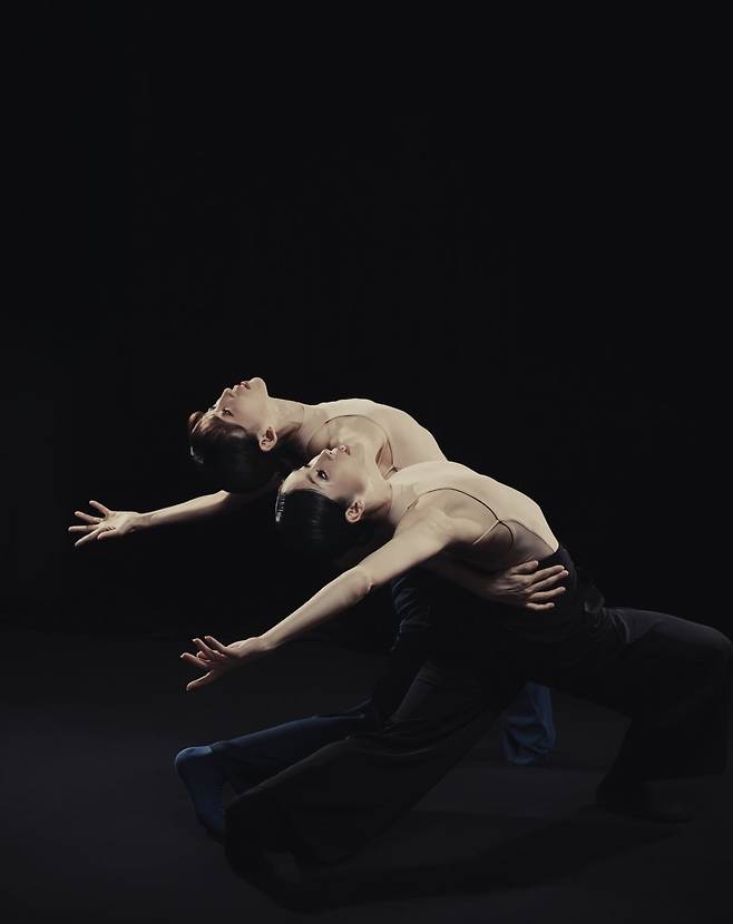 발레리나 강효정이 안무가 허용순의 작품인 'Under the tree's voices'에서 춤추고 있다. 서울시발레단 제공