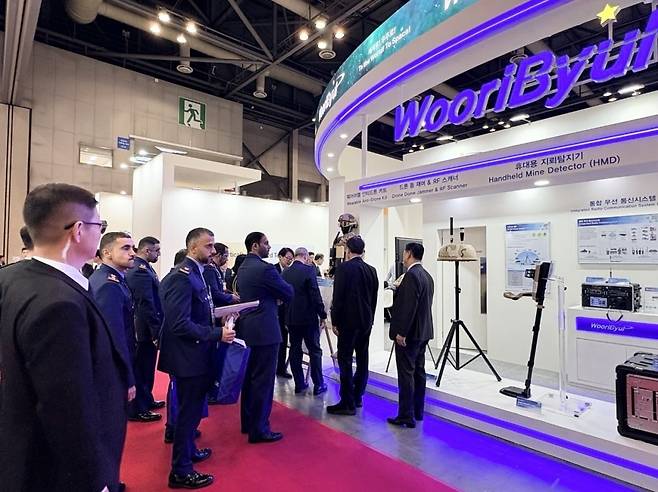 우리별 관계자들이 전자기만시스템(EDS, Electronic Decoy System)', 드론돔재머(DDJ) 등 국내 장비에 대해 해외 바이어와 수출 상담을 하고 있다. 우리별 제공.