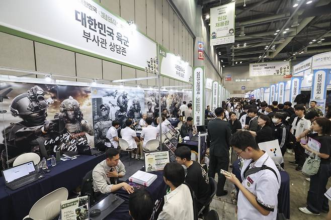 경기 고양시 킨텍스에서 열린 2025 대한민국 고졸 인재 채용 엑스포 육군 부사관 부스에서 학생들이 상담을 받고 있다./2025.5.28 사진=한경 임형택기자