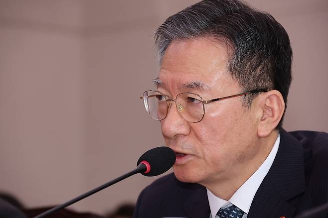 정성호 법무부 장관이 지난 14일 국회에서 열린 법무부 등에 대한 법제사법위원회 국정감사에서 의원 질의에 답하고 있다. 연합뉴스