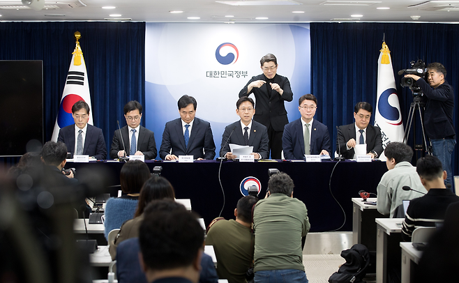 배경훈 부총리 겸 과학기술정보통신부 장관이 22일 서울 종로구 정부서울청사 본관 브리핑룸에서 ‘범부처 정보보호 종합대책’ 관련 브리핑을 하고 있다. 왼쪽부터 이용석 행정안전부 디지털정부혁신실장, 신진창 금융위원회 사무처장, 김창섭 국가정보원 제3차장, 배경훈 부총리, 류제명 과학기술정보통신부 제2차관, 이정렬 개인정보보호위원회 사무처장(부위원장 직무대리). 과기정통부 제공