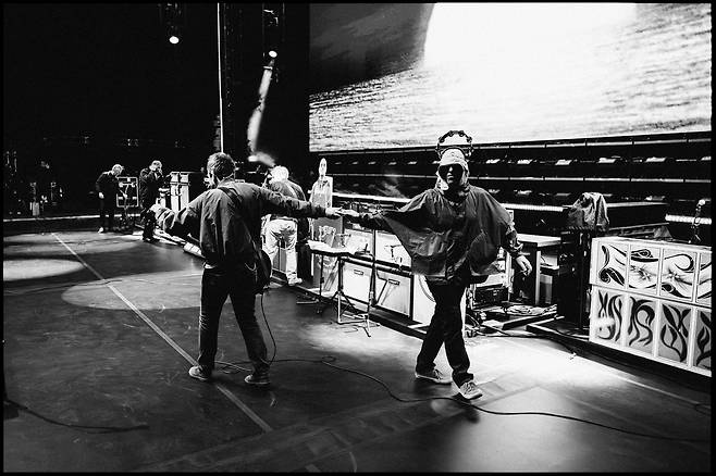 21일 경기도 고양시 일산서구 고양종합운동장에서 열린 <Oasis Live ‘25 SOUTH KOREA>(오아시스 라이브 ’25 사우스 코리아) 콘서트에서 노엘 갤러거(왼쪽)와 리암 갤러거가 악수를 하고 있다. 두나이스 제공 ⓒJoshua Halling