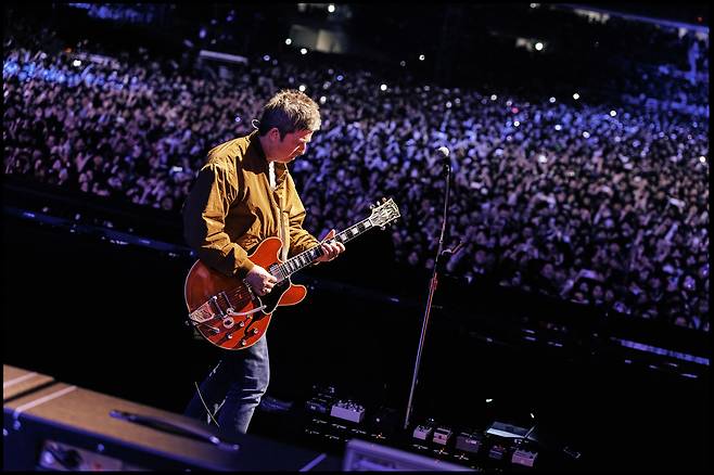 21일 경기도 고양시 일산서구 고양종합운동장에서 열린 <Oasis Live ‘25 SOUTH KOREA>(오아시스 라이브 ’25 사우스 코리아) 콘서트에서 노엘 갤러거가 기타를 연주하고 있다. 두나이스 제공 ⓒJoshua Halling