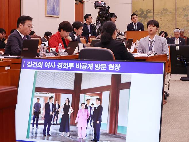 정용석 국립박물관문화재단 사장이 22일 서울 여의도 국회에서 열린 문화체육관광위원회의 국립중앙박물관 등에 대한 국정감사에서 김건희 여사의 경복궁 근정전 어좌 착석 의혹과 관련한 더불어민주당 양문석 의원의 질의에 답하고 있다. 연합뉴스