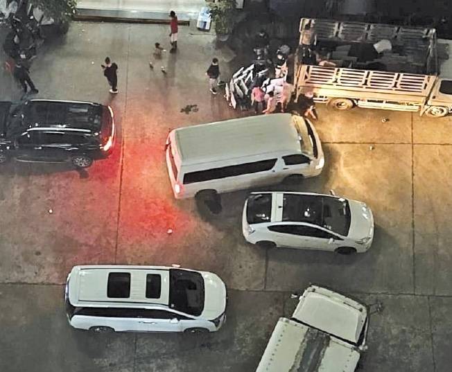 This photo shows individuals identified as members of scam syndicates in Sihanoukville, Cambodia, loading equipment onto large buses and vans in an apparent attempt to flee the country on Oct. 12. (Screenshot from Telegram)