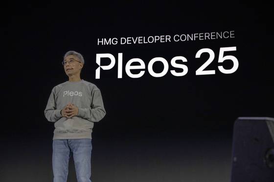 42dot CEO Song Chang-hyeon reveals its strategies at its Pleos 25 developer conference held in southern Seoul on March 28. [YONHAP]