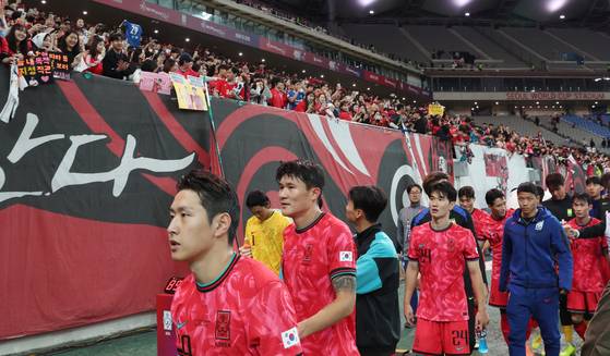 National football team players greet fans after their victory against Paraguay on Oct. 14. [NEWS1]
